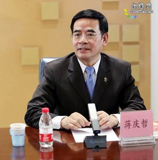 图片包含 人员, 墙壁, 男士, 西装已生成极高可信度的说明